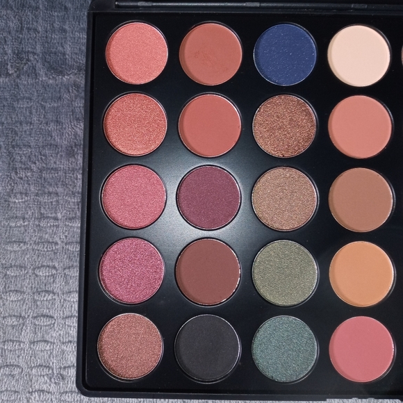 NIB Professional Eyeshadow Palette - Picture 6 of 10